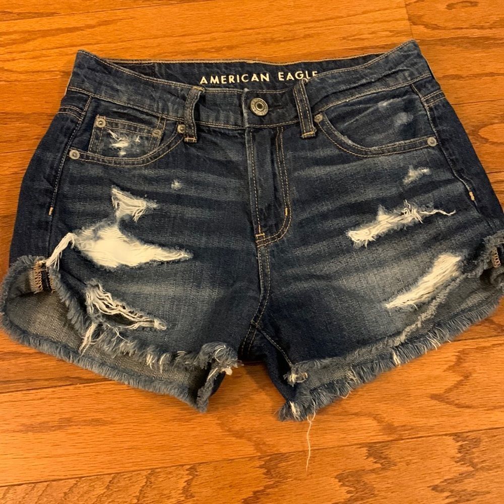 American Eagle 00 like new shorts. Dark wash but lots of distress